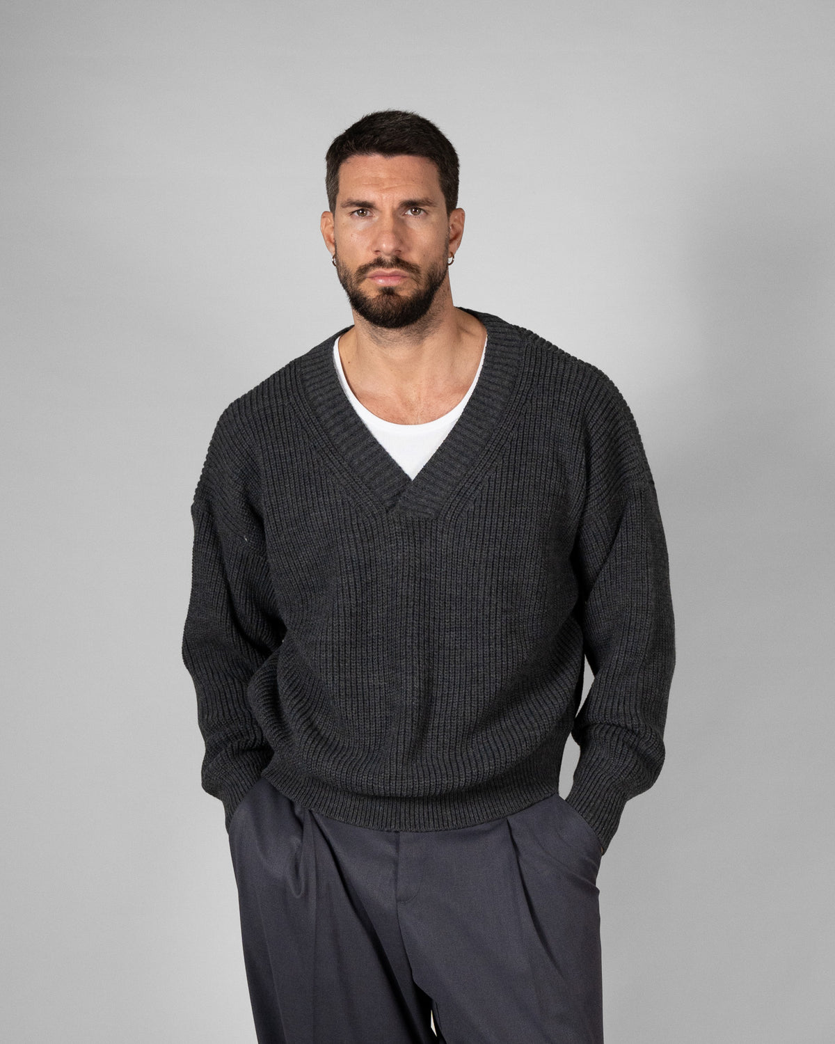 Maglione scollo a V grigio