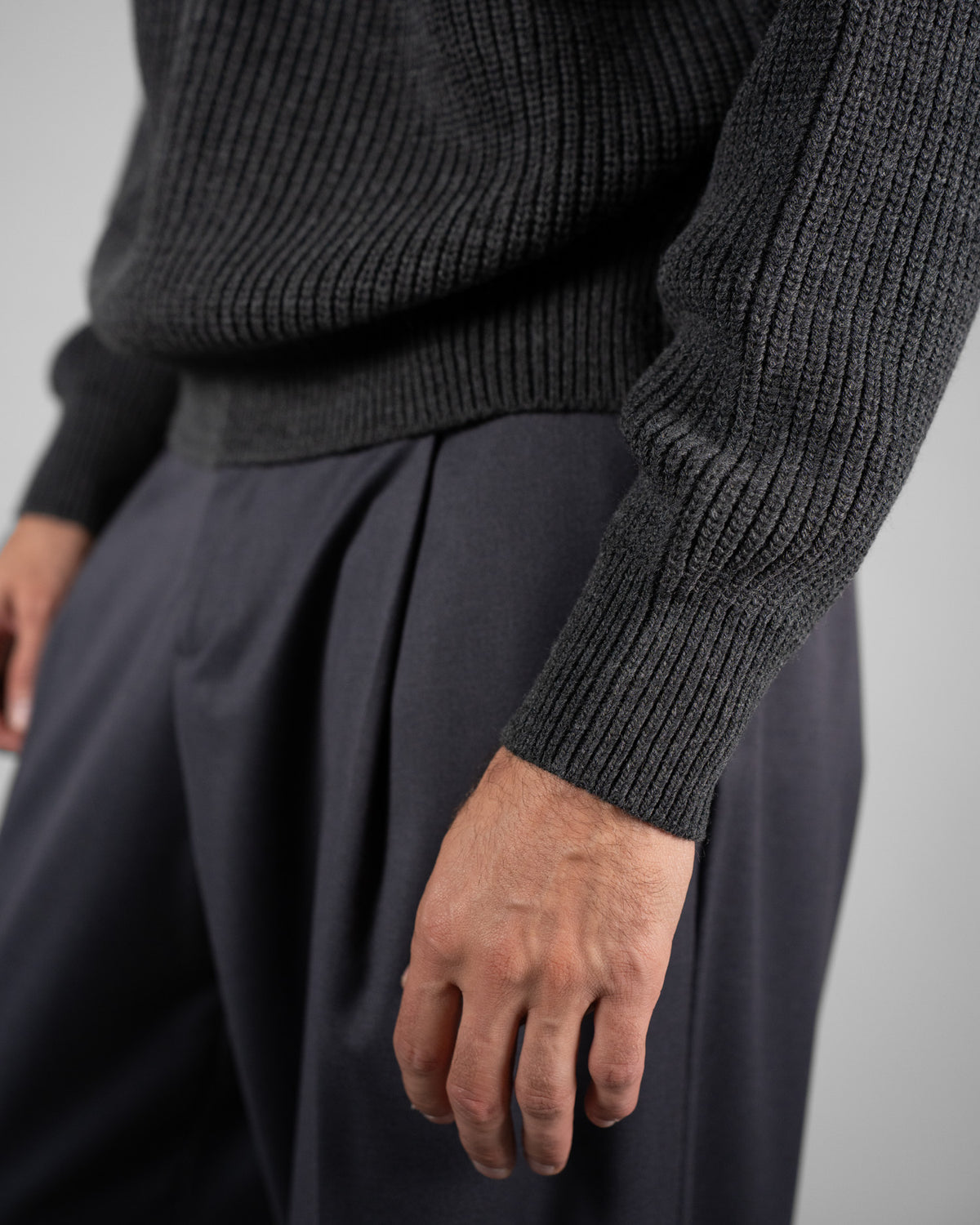 Maglione scollo a V grigio